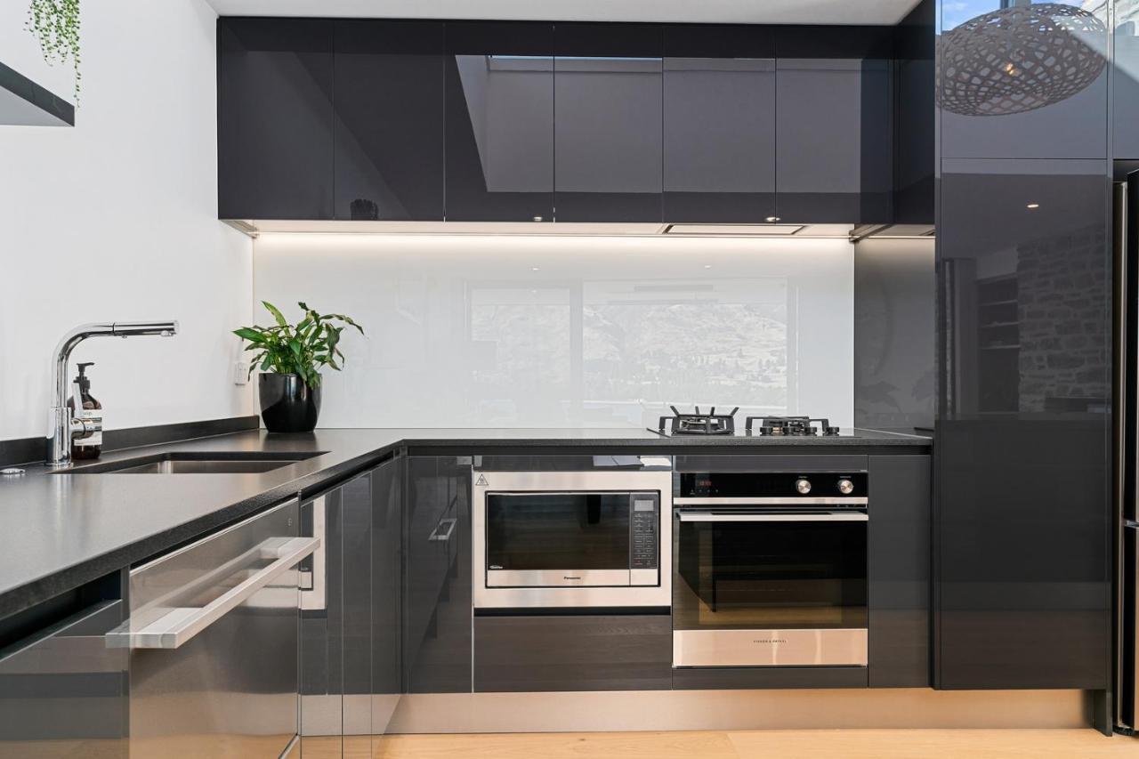 Luxurious Lakefront Penthouse Уанака Екстериор снимка
